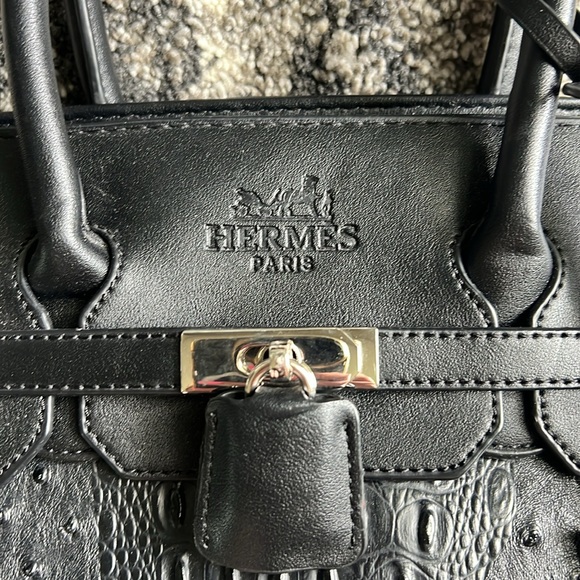 Black Purse - Picture 2 of 12